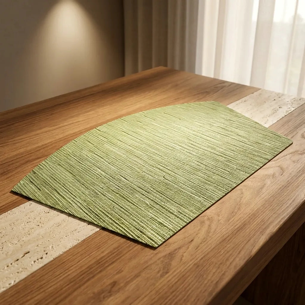 Detalhe angular do jogo americano de mesa cônico destacando a textura técnica e o acabamento de luxo Casa Vértice.