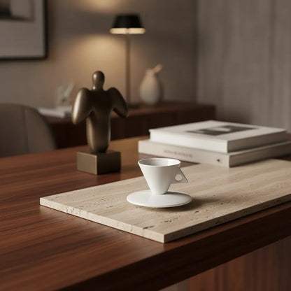 Jogo de xícara de café demitasse cônica escultural em Bone China com pires côncavo incluído, padrão Casa Vértice.